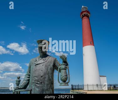 BARNEGAT LIGHT, N.J. – 6 maggio 2023: Nei pressi del faro di Barnegat si vede “il guaritore del faro”, una scultura creata da Brian Hanlon. Foto Stock