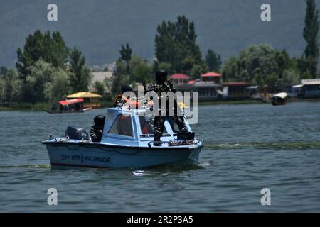 Srinagar, India. 20th maggio, 2023. I soldati paramilitari indiani pattugliano il lago dal prima di G20 riunione del gruppo di lavoro di turismo a Srinagar, Kashmir controllato indiano, sabato 20 maggio 2023. Dal 22-24 maggio Srinagar ospiterà un incontro del G20 sul turismo nell'ambito del G20 Summit 2023. Questo incontro fa parte di una serie di incontri prima del vertice del G20 che si terrà a Nuova Delhi a settembre. (Foto di Mubashir Hassan/Pacific Press) Credit: Pacific Press Media Production Corp./Alamy Live News Foto Stock