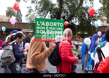Roma, Italia. 20th maggio, 2023. Banner contro l'aborto durante la manifestazione a Roma in occasione del Family Day 2023 (Foto di Matteo Nardone/Pacific Press) Credit: Pacific Press Media Production Corp./Alamy Live News Foto Stock