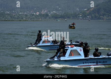 Kashmir, India. 20th maggio, 2023. 20 maggio 2023, Srinagar, Jammu e Kashmir, India: Soldati paramilitari indiani pattugliano il lago dal prima di G20 riunione del gruppo di lavoro del turismo a Srinagar, Kashmir controllato dall'India, sabato 20 maggio 2023. Dal 22-24 maggio Srinagar ospiterà un incontro del G20 sul turismo nell'ambito del G20 Summit 2023. Questo incontro fa parte di una serie di incontri prima del vertice del G20 che si terrà a Nuova Delhi a settembre. Credit: ZUMA Press, Inc./Alamy Live News Foto Stock