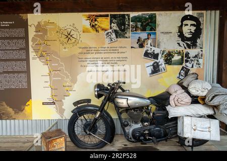 Tavolo informativo con Ernesto che Guevara, famoso leader argentino del ribelle, attrezzature e moto. Paso International Perez Rosales Border Crossing Foto Stock