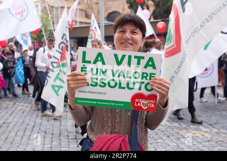 Roma, Italia. 20th maggio, 2023. Banner in difesa della vita durante la manifestazione a Roma in occasione del Family Day 2023 (Credit Image: © Matteo Nardone/Pacific Press via ZUMA Press Wire) SOLO PER USO EDITORIALE! Non per USO commerciale! Foto Stock