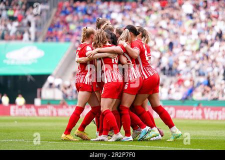 Colonia, Germania. 18th maggio, 2023. Janina Minge (9 Friburgo) celebra il suo gol con i compagni di squadra durante la partita di calcio della finale di Pokal DFB tra VFL Wolfsburg e SC Friburgo al RheinEnergieStadion di Colonia, Germania. (Daniela Porcelli/SPP) Credit: SPP Sport Press Photo. /Alamy Live News Foto Stock