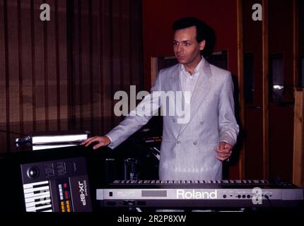 Il musicista inglese Gary Numan nel suo studio londinese nel 1989. Foto Stock