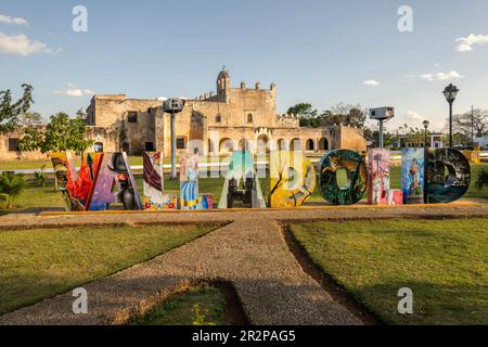Grandi lettere che descrivono Valladolid in un parco nel quartiere Sisal di Valladolid, Yucatan, Messico Foto Stock