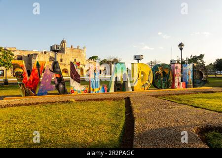 Grandi lettere che descrivono Valladolid in un parco nel quartiere Sisal di Valladolid, Yucatan, Messico Foto Stock