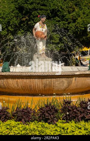 Fontana di Mestiza nel parco Francisco Canton nella piazza principale della città di Valladolid, Yucatan, Messico Foto Stock