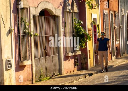 Scena di strada nell'area dello shopping di Calzada de los frailes con edifici colorati a Valladolid, Yucatan, Messico Foto Stock