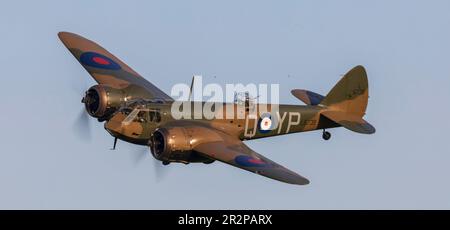 Old Warden Airfield, Biggleswade, Bedfordshire, Regno Unito. 20th maggio 2023. Una Bristol Blenheim (L6739) appartenente alla Aircraft Restoration Company che impressiona la folla allo spettacolo aereo serale di Shuttleworth. Credit: Stuart Robertson/Alamy Live News Foto Stock