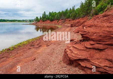 Nuoto Rock - una spiaggia pubblica vicino alle scogliere di arenaria rossa, sulla riva nord dell'Isola del Principe Edoardo, Canada. Foto Stock