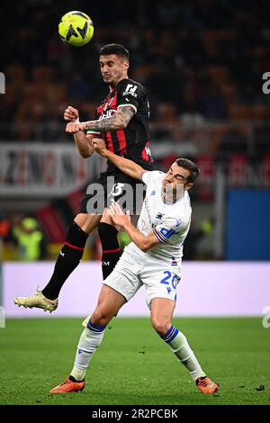 Rade Krunic di AC Milan e Harry Winks di Sampdoria in azione durante la Serie A Football Match AC Milan vs Sampdoria allo stadio San Siro di Milano il 20 maggio 2023 Credit: Piero Crociatti/Alamy Live News Foto Stock