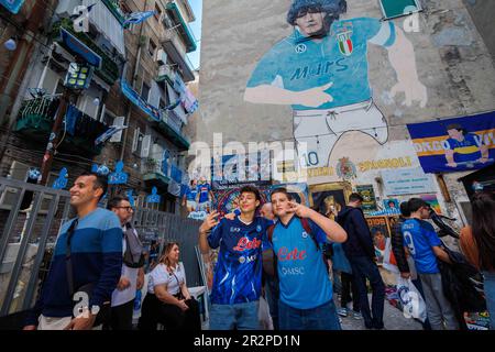 Napoli, NA, Italia. 5th maggio, 2023. I tifosi della squadra di calcio di Napoli celebrano la vittoria del campionato italiano in strada. La gente prende selfie nel luogo simbolico del loro idolo di tutti i tempi, Diego Armando Maradona. (Credit Image: © Gennaro Leonardi/Pacific Press via ZUMA Press Wire) SOLO PER USO EDITORIALE! Non per USO commerciale! Foto Stock