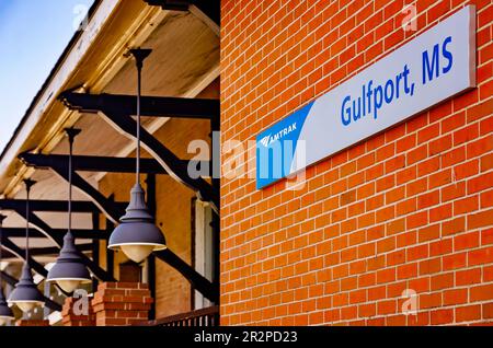 La nuova segnaletica della Amtrak è esposta presso il deposito ferroviario della Union Station di Gulfport, il 13 maggio 2023, a Gulfport, Mississippi. Foto Stock