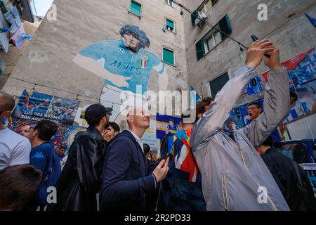 Napoli, NA, Italia. 5th maggio, 2023. I tifosi della squadra di calcio di Napoli celebrano la vittoria del campionato italiano in strada. La gente prende selfie nel luogo simbolico del loro idolo di tutti i tempi, Diego Armando Maradona. (Credit Image: © Gennaro Leonardi/Pacific Press via ZUMA Press Wire) SOLO PER USO EDITORIALE! Non per USO commerciale! Foto Stock