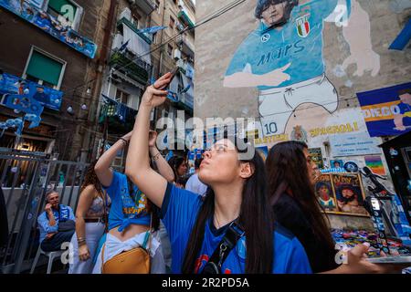Napoli, NA, Italia. 5th maggio, 2023. I tifosi della squadra di calcio di Napoli celebrano la vittoria del campionato italiano in strada. La gente prende selfie nel luogo simbolico del loro idolo di tutti i tempi, Diego Armando Maradona. (Credit Image: © Gennaro Leonardi/Pacific Press via ZUMA Press Wire) SOLO PER USO EDITORIALE! Non per USO commerciale! Foto Stock