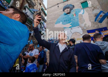 Napoli, NA, Italia. 5th maggio, 2023. I tifosi della squadra di calcio di Napoli celebrano la vittoria del campionato italiano in strada. La gente prende selfie nel luogo simbolico del loro idolo di tutti i tempi, Diego Armando Maradona. (Credit Image: © Gennaro Leonardi/Pacific Press via ZUMA Press Wire) SOLO PER USO EDITORIALE! Non per USO commerciale! Foto Stock