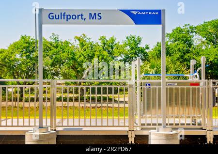 La nuova segnaletica della Amtrak è esposta presso il deposito ferroviario della Union Station di Gulfport, il 13 maggio 2023, a Gulfport, Mississippi. Foto Stock
