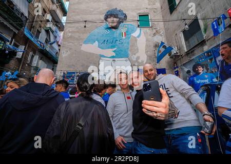 Napoli, NA, Italia. 5th maggio, 2023. I tifosi della squadra di calcio di Napoli celebrano la vittoria del campionato italiano in strada. La gente prende selfie nel luogo simbolico del loro idolo di tutti i tempi, Diego Armando Maradona. (Credit Image: © Gennaro Leonardi/Pacific Press via ZUMA Press Wire) SOLO PER USO EDITORIALE! Non per USO commerciale! Foto Stock