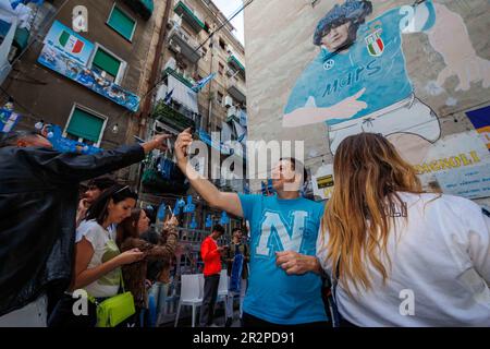 Napoli, NA, Italia. 5th maggio, 2023. I tifosi della squadra di calcio di Napoli celebrano la vittoria del campionato italiano in strada. La gente prende selfie nel luogo simbolico del loro idolo di tutti i tempi, Diego Armando Maradona. (Credit Image: © Gennaro Leonardi/Pacific Press via ZUMA Press Wire) SOLO PER USO EDITORIALE! Non per USO commerciale! Foto Stock
