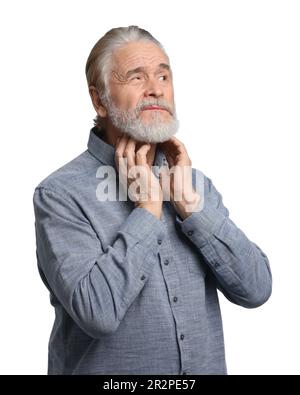 Uomo anziano che soffre di mal di gola su sfondo bianco. Sintomi del freddo Foto Stock