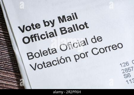 Vota per posta Avviso di voto ufficiale in inglese e spagnolo Foto Stock