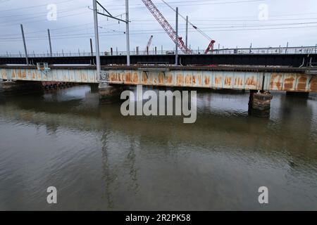 Vista aerea del River Draw Bridge a Perth Amboy, New Jersey, con il nuovo ponte in costruzione sullo sfondo Foto Stock