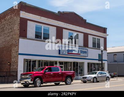 Veicoli parcheggiati di fronte al Goodwill Store in North Fraley Street a Kane, Pennsylvania, Stati Uniti Foto Stock