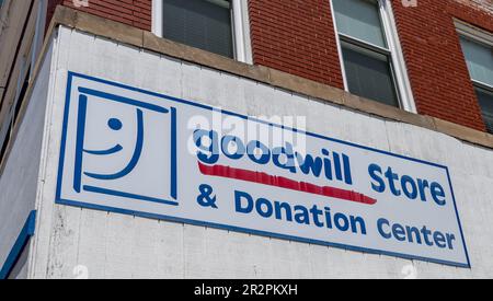 Il cartello Goodwill Store and Donation Center sul suo edificio in North Fraley Street a Kane, Pennsylvania, USA Foto Stock