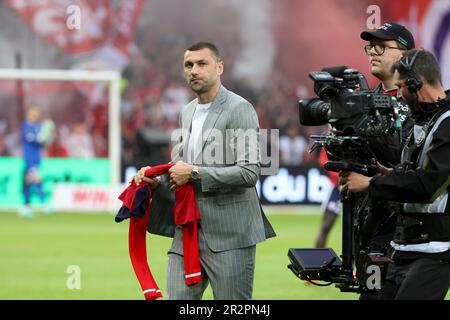 L'ex giocatore di Lille Burak Yilmaz inizia il campionato francese Ligue 1 Uber mangia la partita di calcio tra Lille OSC (LOSC) e Olympique de Marseille (OM) il 20 maggio 2023 allo Stade Pierre Mauroy di Villeneuve-d'Ascq vicino Lille, Francia - Foto Jean Catuffe/DPPI Credit: DPPI Media/Alamy Live News Foto Stock