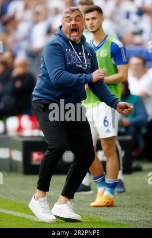 Gelsenkirchen, Deutschland, 1. Fussball Bundesliga 33. Spieltag FC Schalke 04 vs. Eintracht Francoforte 2:2:20. 05. 2023 in der Veltins Arena auf Schalke in Gelsenkirchen Trainer Thomas REIS (S04) Foto: Norbert Schmidt, Duesseldorf Foto Stock