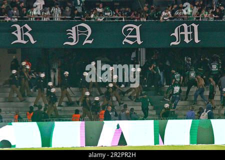 Curitiba, Brasile. 20th maggio, 2023. PR - CURITIBA - 05/20/2023 - BRASILEIRO A 2023, CORITIBA X ATLETICO-MG - i tifosi di Coritiba si scontrano con la polizia dopo la partita contro Atletico-MG allo stadio Couto Pereira per il CAMPIONATO BRASILIANO A 2023. Foto: Gabriel Machado/ AGIF/Sipa USA Credit: Sipa USA/Alamy Live News Foto Stock