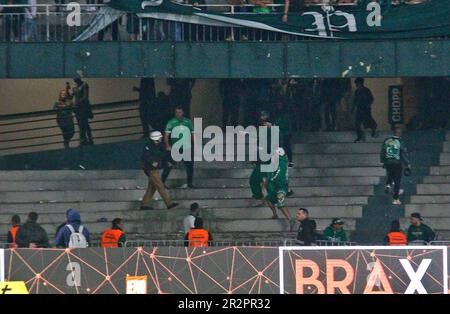 Curitiba, Brasile. 20th maggio, 2023. PR - CURITIBA - 05/20/2023 - BRASILEIRO A 2023, CORITIBA X ATLETICO-MG - i tifosi di Coritiba si scontrano con la polizia dopo la partita contro Atletico-MG allo stadio Couto Pereira per il CAMPIONATO BRASILIANO A 2023. Foto: Gabriel Machado/ AGIF/Sipa USA Credit: Sipa USA/Alamy Live News Foto Stock