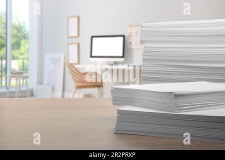 Cestino con fiori di carta sulla scrivania in aula Foto stock - Alamy