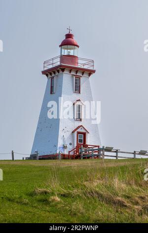 Faro storico che si affaccia sul porto di Souris Prince Edward Island. Foto Stock