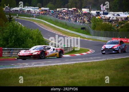 20 maggio 2023, Renania-Palatinato, Nürburg: La Ferrari 296 GT3 del team Frikadelli Racing con Earl Bamber, Nick Catsburg, David Pittard e Felipe Fernandez laser, passa la sezione 'Brünnchen' della gara di 24 ore di Nürburgring. Foto: Thomas Frey/dpa Credit: dpa Picture Alliance/Alamy Live News Foto Stock