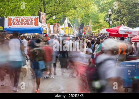 Atlanta, GA / USA - 15 aprile 2023: Le persone si muovono sfocate mentre vengono e vanno all'Atlanta Dogwood Festival, il 15 aprile 2023. Foto Stock