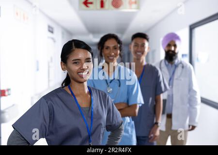 Ritratto di felice diversi medici maschili e femminili sorridendo in corridoio in ospedale Foto Stock