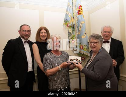 Il volo commemorativo della Battaglia di Gran Bretagna Lancaster effettua un flypast commemorativo di Dambusters 80th per i membri della 617 Squadron Association a Petwood Hotel, Woodhall Spa, Regno Unito, 20th maggio 2023 (Foto di Lisa Harding/News Images) Foto Stock