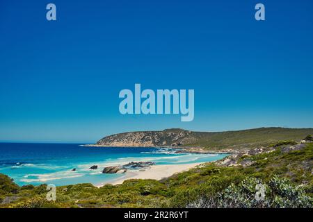 Mare blu, colline rocciose e bassa vegetazione costiera: West Beach, lungo il sentiero Hakea nel Fitzgerald River National Park, costa meridionale Australia occidentale Foto Stock