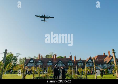 Woodhall Spa, Regno Unito. 20th maggio, 2023. Il volo commemorativo della Battaglia di Gran Bretagna Lancaster effettua un flypast commemorativo di Dambusters 80th per i membri della 617 Squadron Association al Petwood Hotel, Woodhall Spa, Regno Unito, 20th maggio 2023 (Foto di Lisa Harding/News Images) a Woodhall Spa, Regno Unito il 5/20/2023. (Foto di Lisa Harding/News Images/Sipa USA) Credit: Sipa USA/Alamy Live News Foto Stock