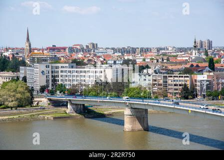 Paesaggio urbano di Novi Sad, la seconda città più grande della Serbia e la capitale della provincia autonoma della Vojvodina con il Ponte di Varadin sul Danubio Foto Stock