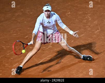 Roma, Italia. 20th maggio, 2023. Elena Rybakina del Kazakistan torna in finale tra Elena Rybakina del Kazakistan e Anhelina Kalinina dell'Ucraina al WTA Italian Open di Roma, 20 maggio 2023. Credit: Alberto Lingria/Xinhua/Alamy Live News Foto Stock