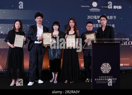 Cannes, Francia. 19th maggio, 2023. L'attore Zhu Yilong (1st R) conferisce i certificati di shortlist ai rappresentanti di quattro film cinesi -- Moon Man, The Cord of Life, Vanished Girl, and Football on the Roof -- al Festival del film di Cannes 2023, l'evento del programma globale "nuovi talenti in arrivo" della Cina, tenutosi a Cannes il 19 maggio 2023. PER ANDARE CON 'i nuovi talenti della Cina Going Global Program corre a Cannes' Credit: Gao Jing/Xinhua/Alamy Live News Foto Stock