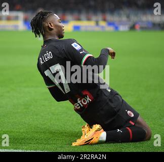 Milano, Italia. 20th maggio, 2023. Il Rafael Leao di AC Milan celebra il suo gol durante la Serie Italiana Una partita di calcio tra AC Milan e Sampdoria a Milano il 20 maggio 2023. Credit: Daniele Mascolo/Xinhua/Alamy Live News Foto Stock