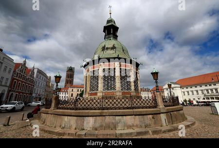 Wismar, Germania. 17th maggio, 2023. Il Wasserkunst, costruito nel 1595-1602 da Philipp Brandin sopra una storica fontana sulla piazza del mercato, è un punto di riferimento della città anseatica. La città vecchia è stata inclusa nella lista del patrimonio mondiale dell'UNESCO nel 2002. Wismar ospiterà l'incontro annuale dei 51 siti patrimonio mondiale dell'UNESCO dal 22 al 24 maggio 2023. Credit: Bernd Wüstneck/dpa/Alamy Live News Foto Stock