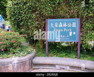 Cartello di ingresso e uscita bilingue inglese e cinese al da'an Park di Taipei, Taiwan, ROC; parco pubblico, sito ricreativo. Foto Stock