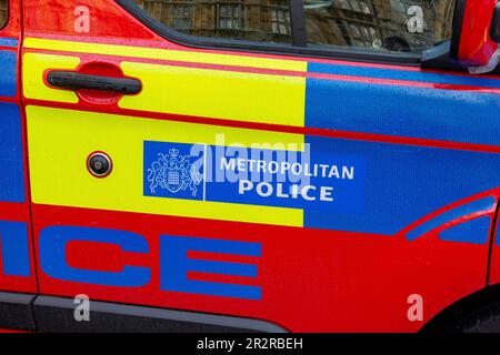 Londra, Regno Unito - 10 maggio 2023 : macchina della polizia metropolitana in London Street. Foto Stock