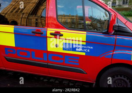 Londra, Regno Unito - 10 maggio 2023 : macchina della polizia metropolitana in London Street. Foto Stock