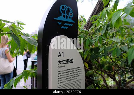 Insegna inglese cinese bilingue presso il laghetto ecologico di da’an Park, Taipei, Taiwan. Foto Stock