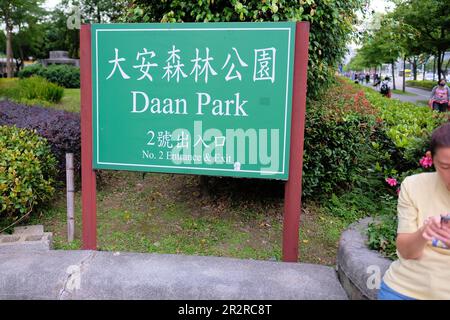 Cartello di ingresso e uscita bilingue inglese e cinese al da'an Park di Taipei, Taiwan, ROC; parco pubblico, sito ricreativo. Foto Stock